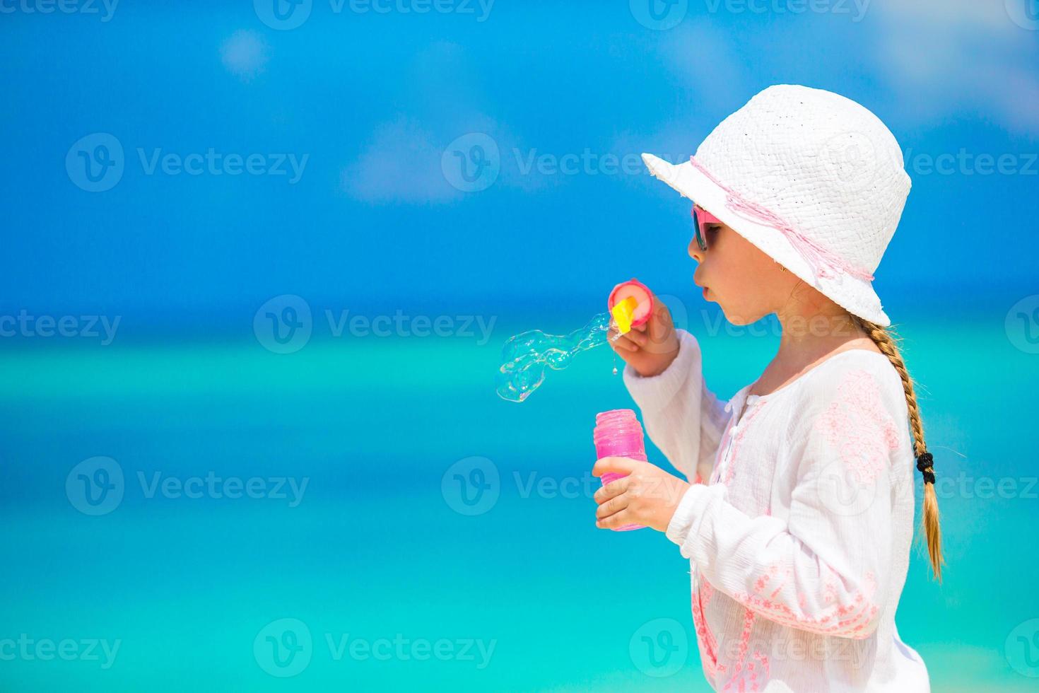 retrato de uma menina adorável ao ar livre em um lindo dia de outono foto