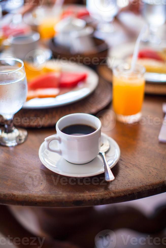 café preto e suco no café da manhã em um café no resort foto