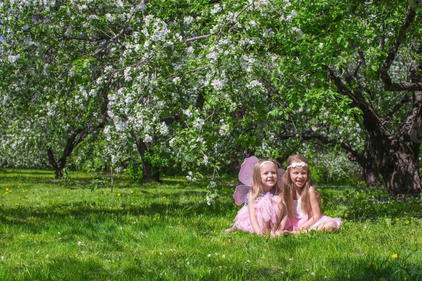 garotinhas bonitas no jardim de maçã em flor foto