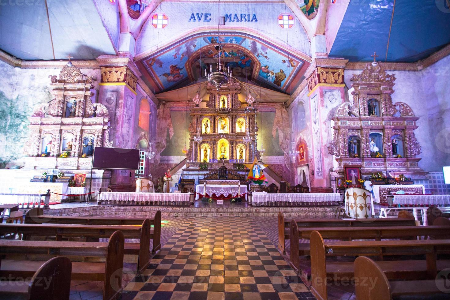 bela igreja católica em um país exótico interior foto