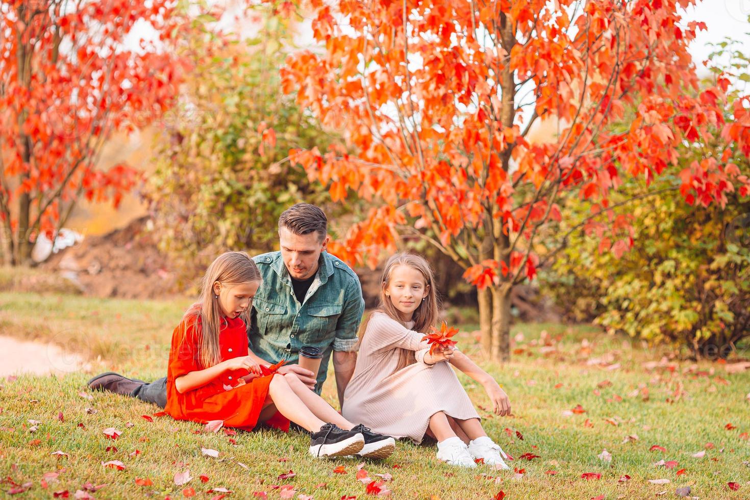 família de pai e filhos em lindo dia de outono no parque foto