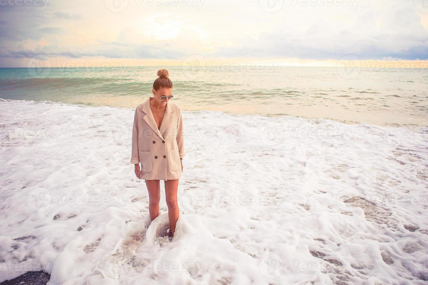 mulher na praia aproveitando as férias de verão foto