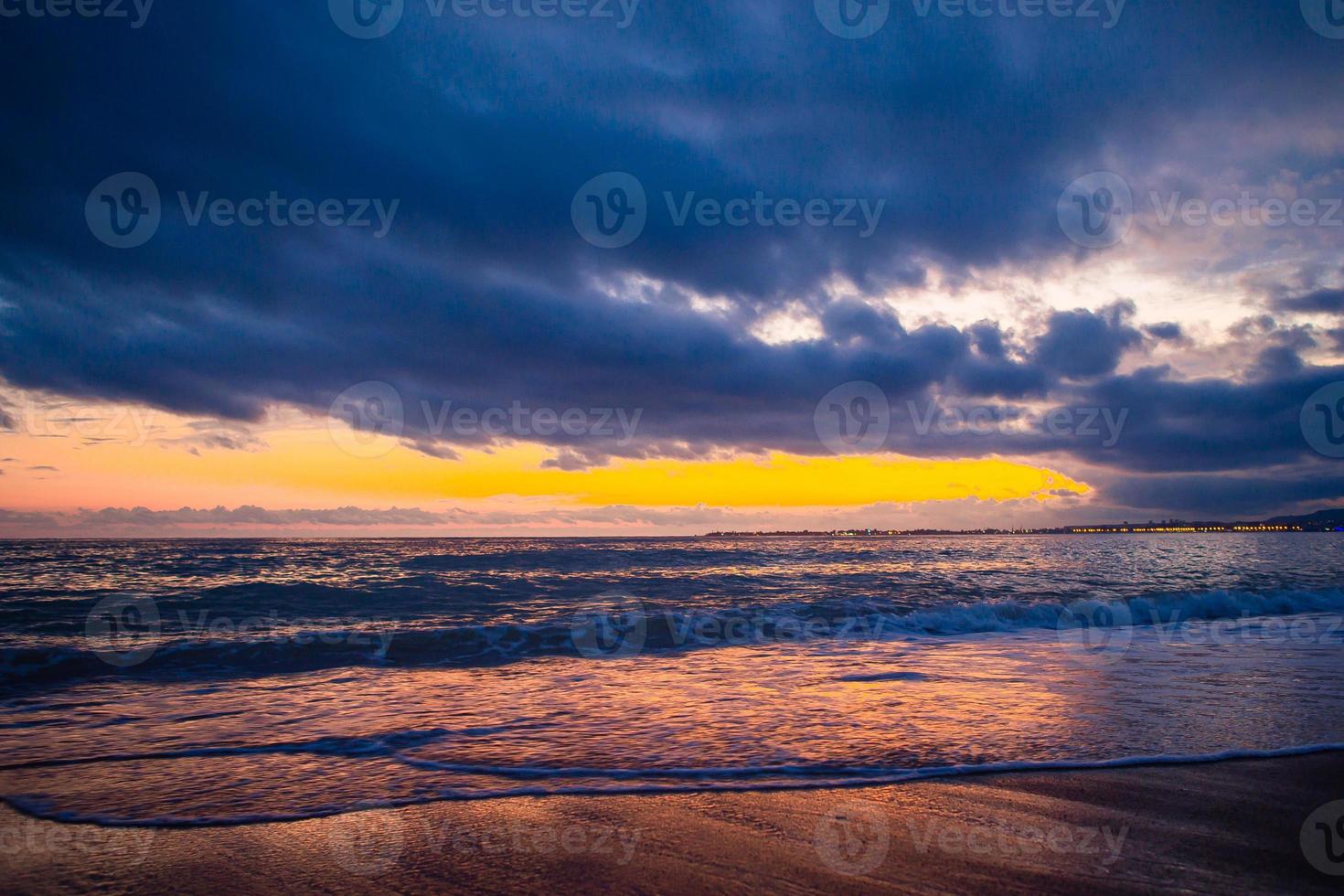 água turquesa perfeita idílica na ilha exótica foto