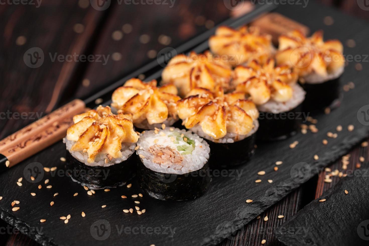 rolo de sushi maki com enguia e pepino servido em close-up de quadro negro - comida japonesa foto