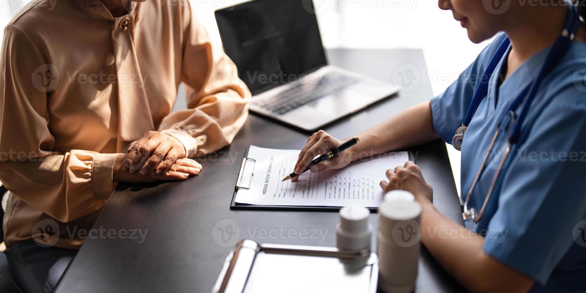 paciente idosa asiática consulta com enfermeira médica em cuidados domiciliares de enfermagem. cuidadora, terapeuta, farmacêutica, menina, segure o frasco de remédios, explique a prescrição para um deficiente mais velho foto