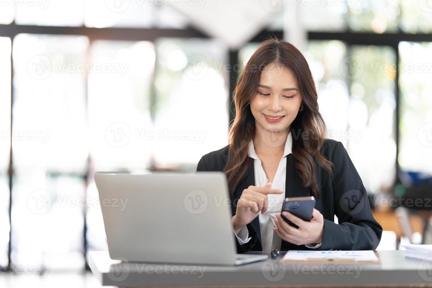 mulher de negócios asiática usando calculadora e laptop para fazer finanças matemáticas em uma mesa de escritório, imposto, relatório, contabilidade, estatística e conceito de pesquisa analítica foto