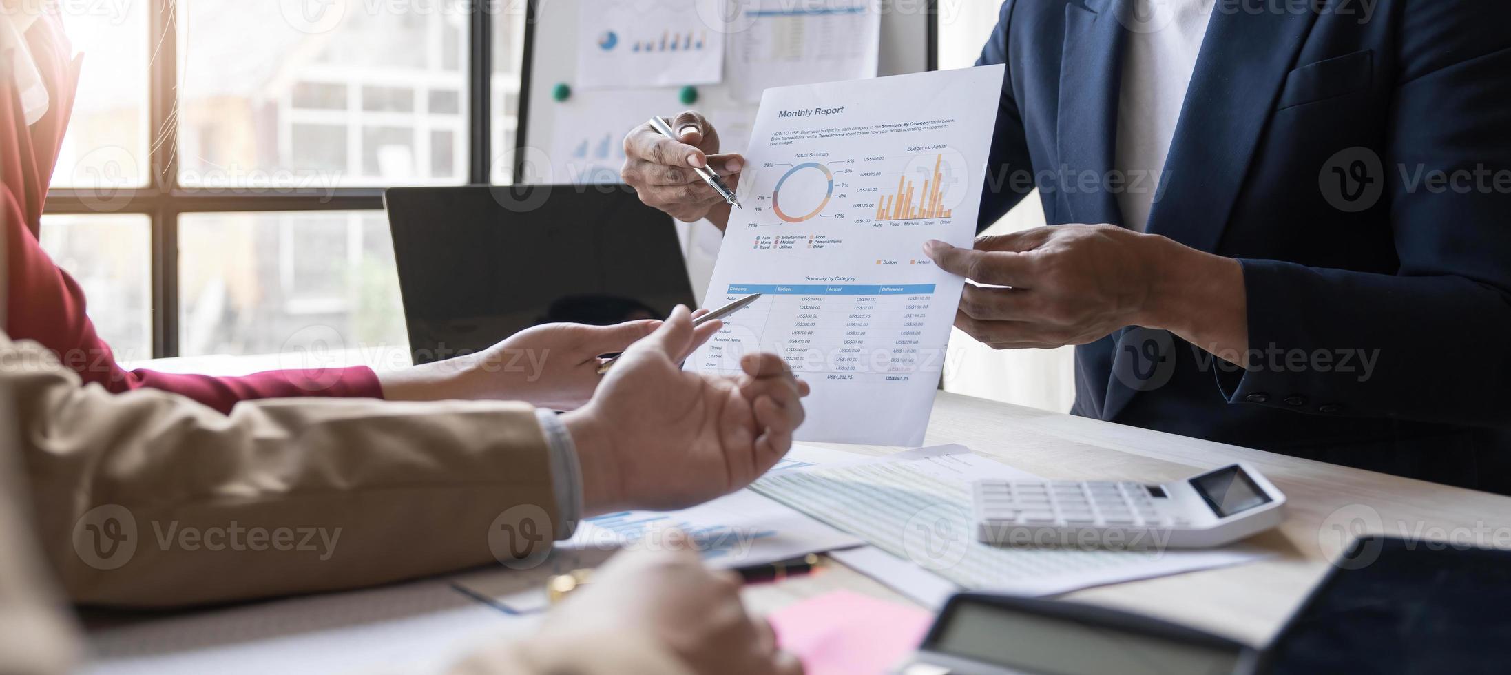 pessoas de negócios reunidas usando computador portátil, calculadora, notebook, papel gráfico do mercado de ações para planos de análise para melhorar a qualidade no próximo mês. conceito corporativo de discussão de conferência foto