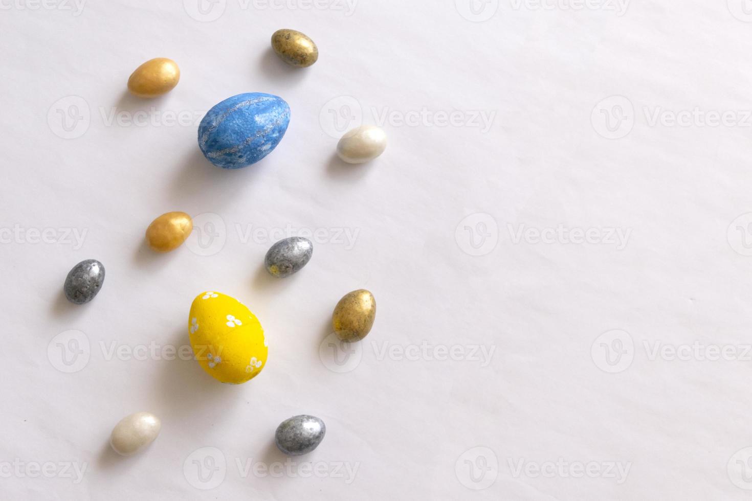 Feliz Páscoa. lindo ovo colorido com padrão diferente em fundo cinza. feriado de primavera. foto
