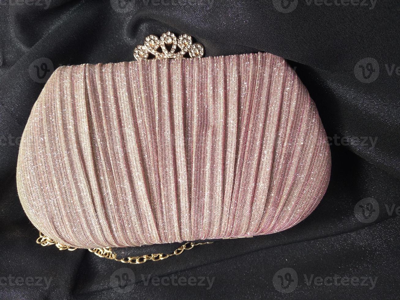 a bolsa rosa brilhante fica elegante com uma alça de corrente dourada adequada para ir a festas ou convites foto