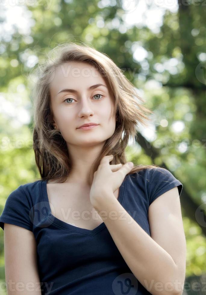 retrato de uma jovem mulher foto