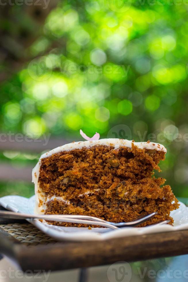 bolo de cenoura e amêndoa, bolo italiano tradicional de cenoura e amêndoa, bokeh de fundo foto