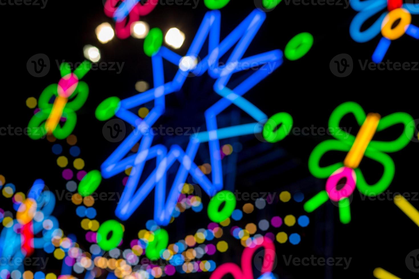 luzes de néon multicoloridas borradas à noite. foto