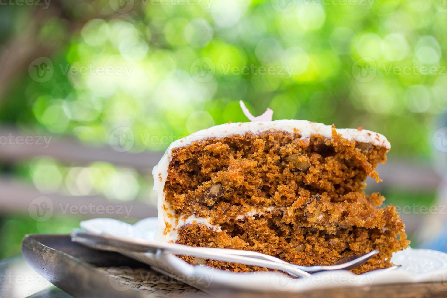 bolo de cenoura e amêndoa, bolo italiano tradicional de cenoura e amêndoa, bokeh de fundo foto