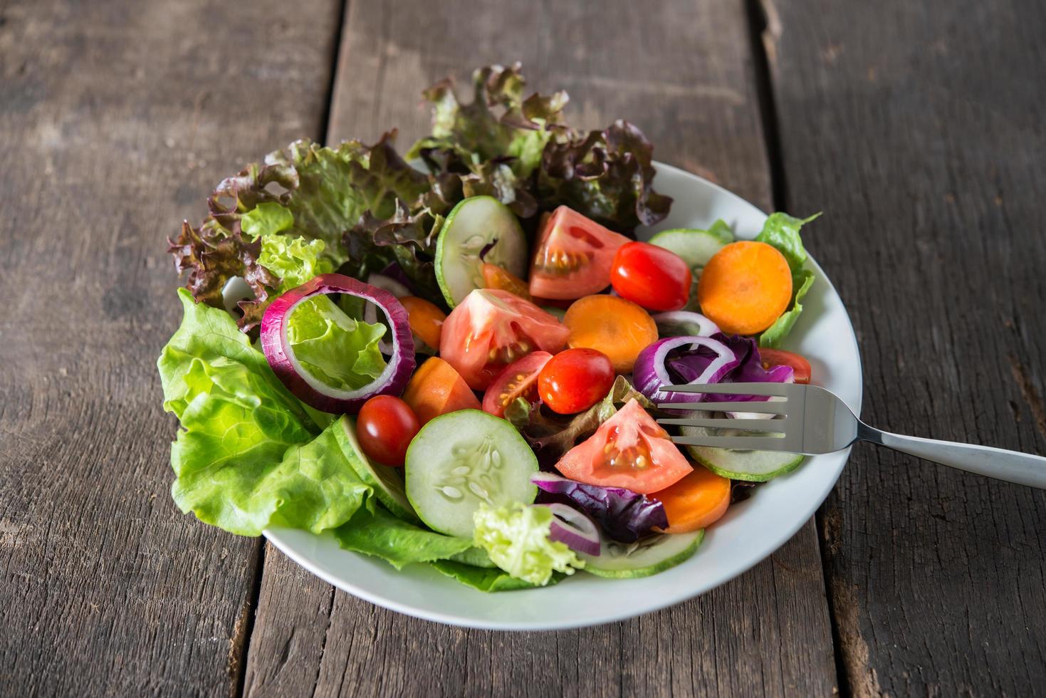 close-up de salada de legumes frescos foto