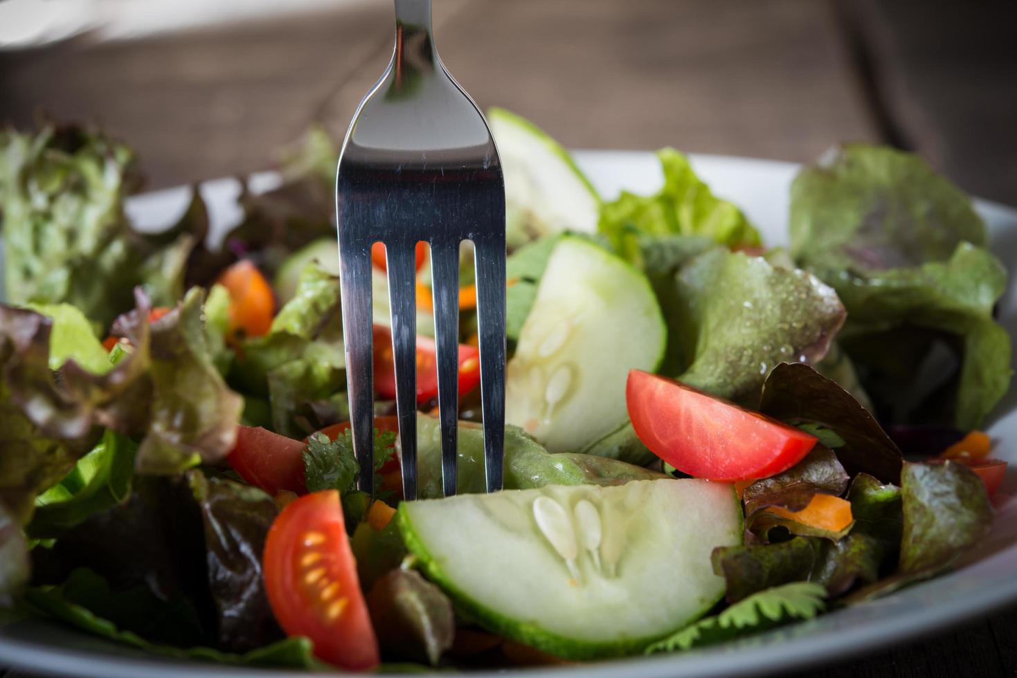 close-up de salada de legumes frescos foto