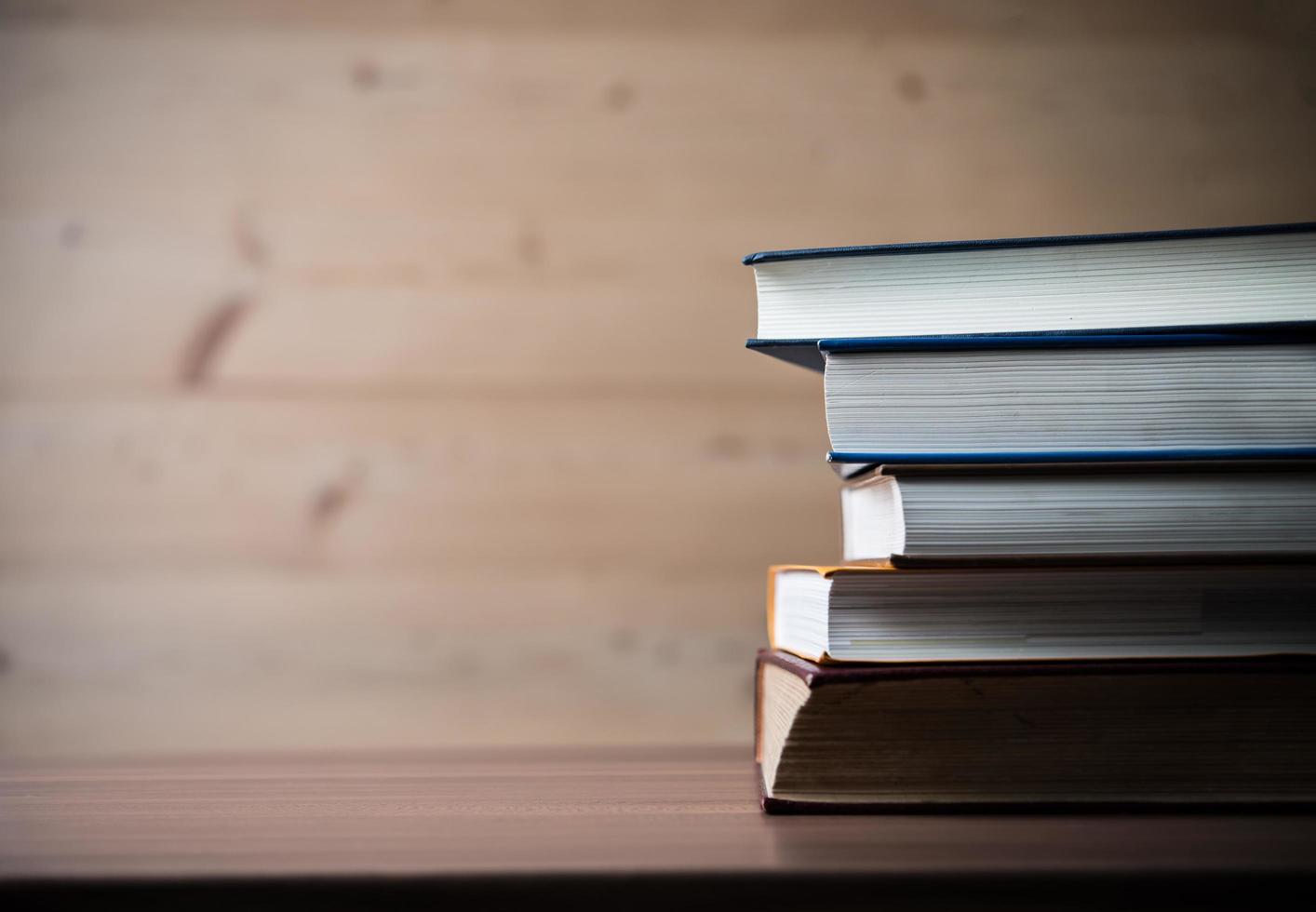 pilha de livros na mesa de madeira foto