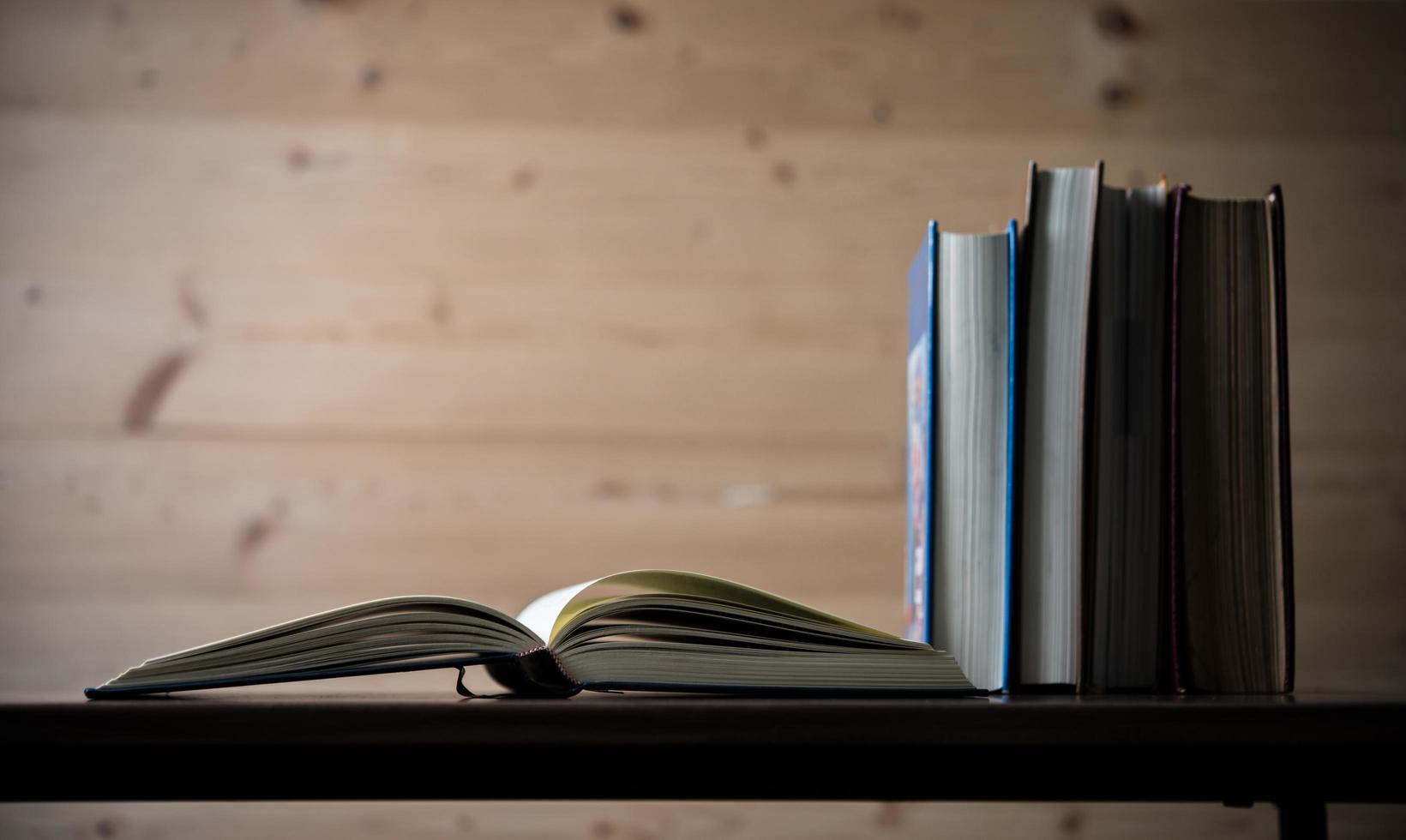 pilha de livros na mesa de madeira foto