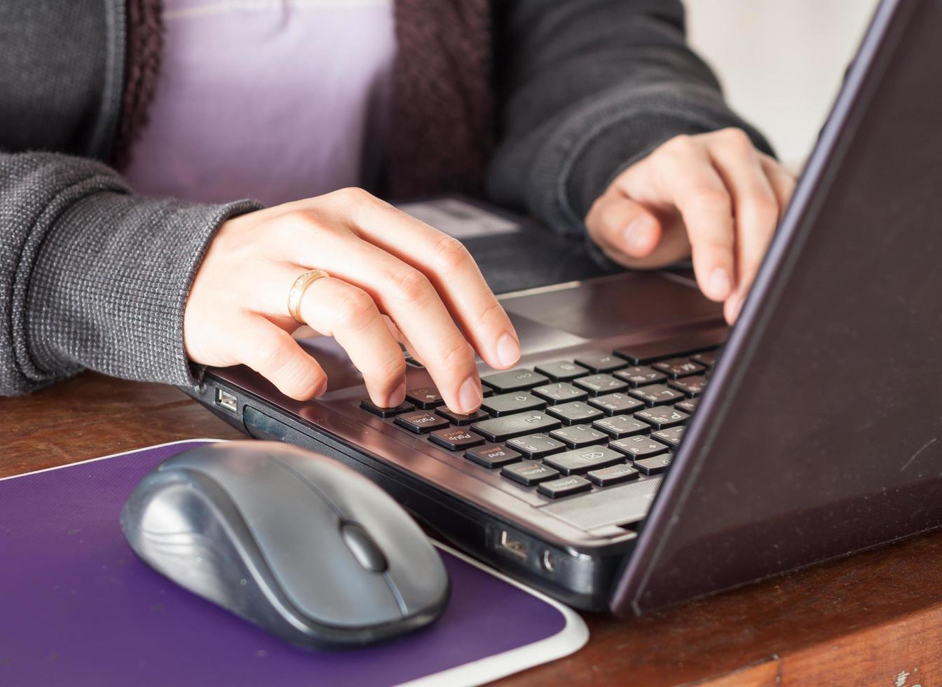 mulher usando laptop na mesa do escritório foto