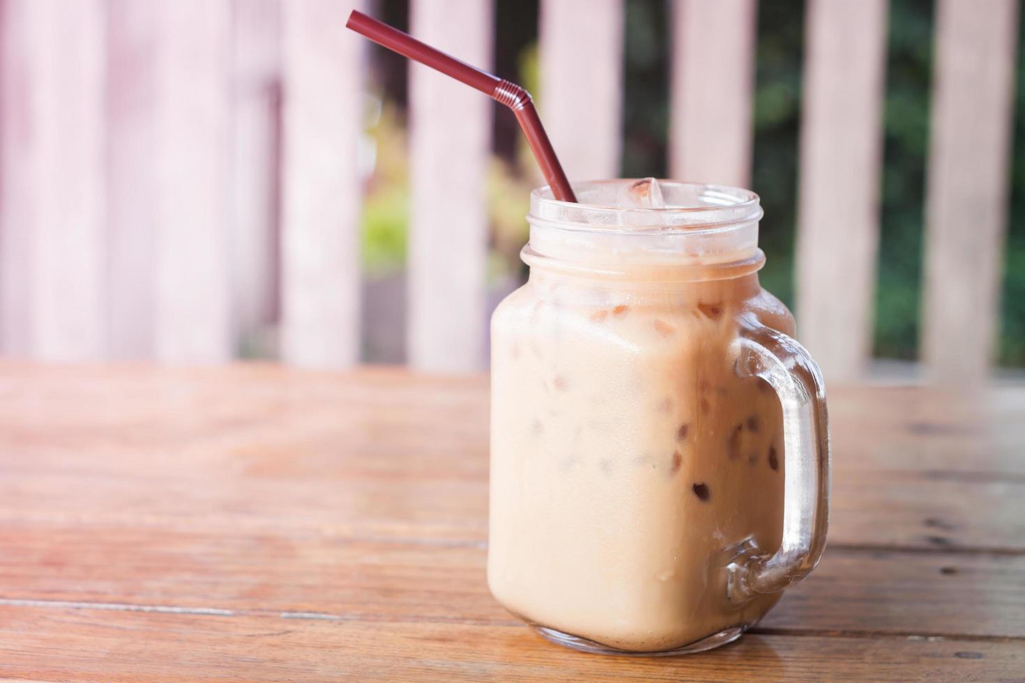 café gelado em uma mesa do lado de fora foto