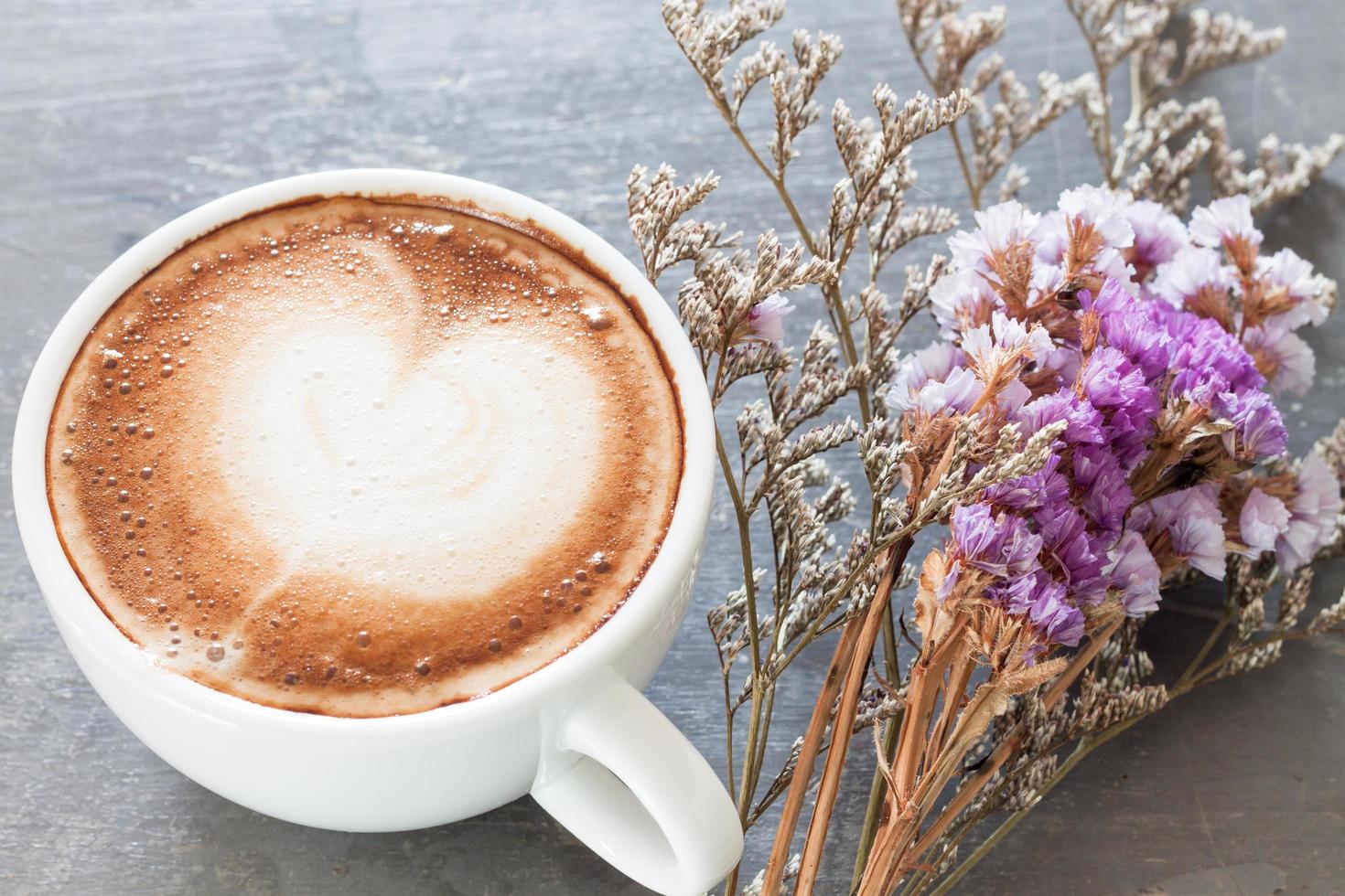 café com leite e flores foto