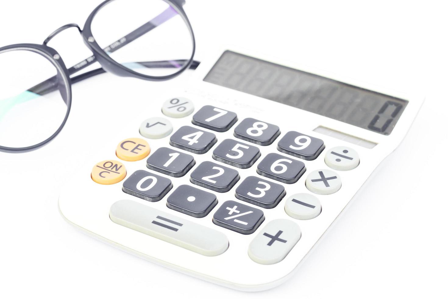 calculadora com um par de óculos foto