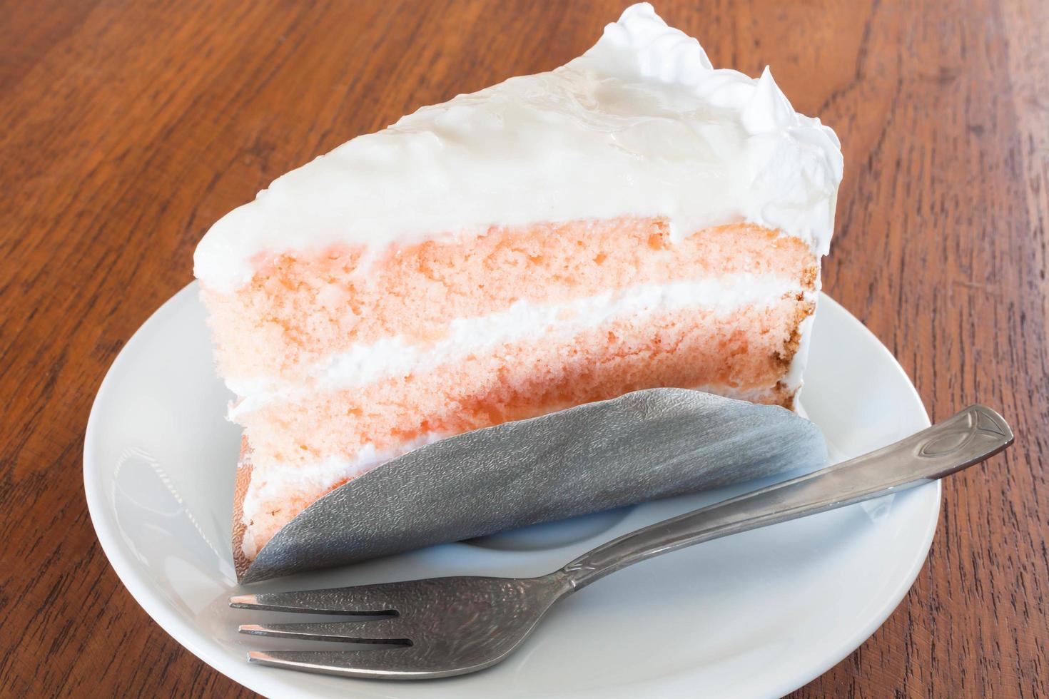 bolo de coco em um fundo de madeira foto