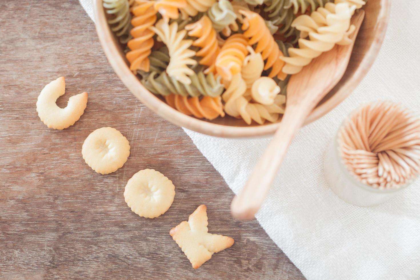 cozinhe biscoitos de alfabeto com macarrão fusili foto