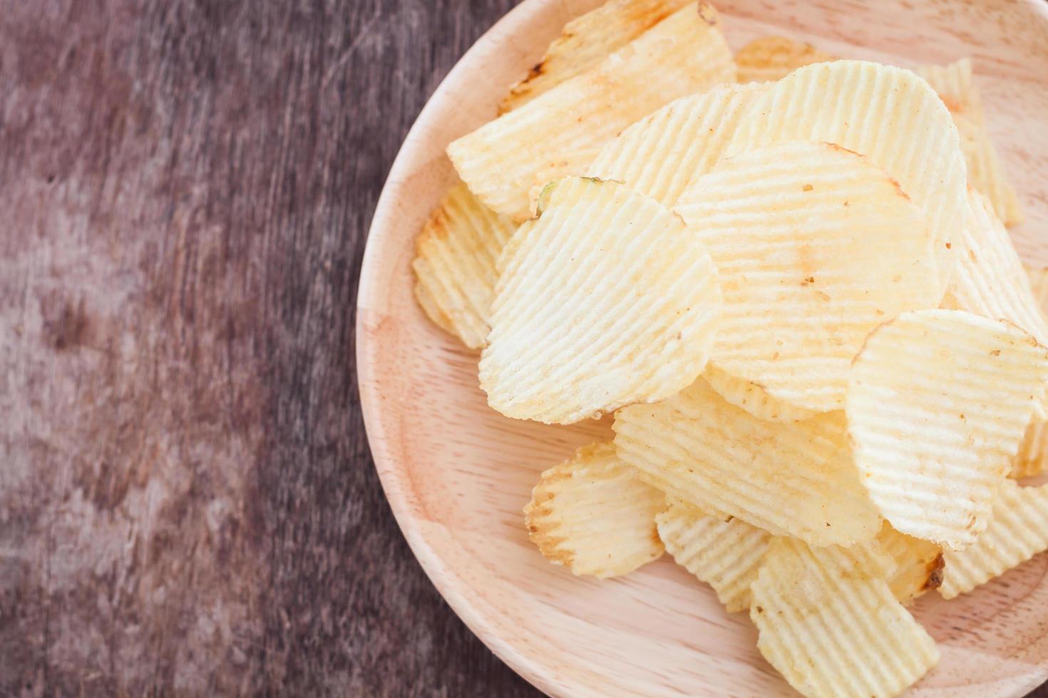 chips em uma mesa de madeira foto