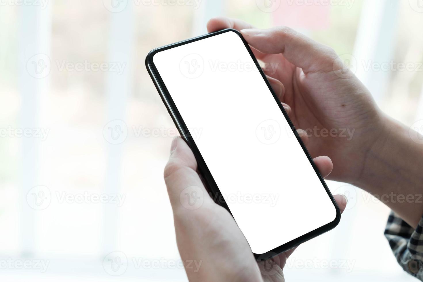 mulher segurando uma tela em branco do telefone inteligente foto