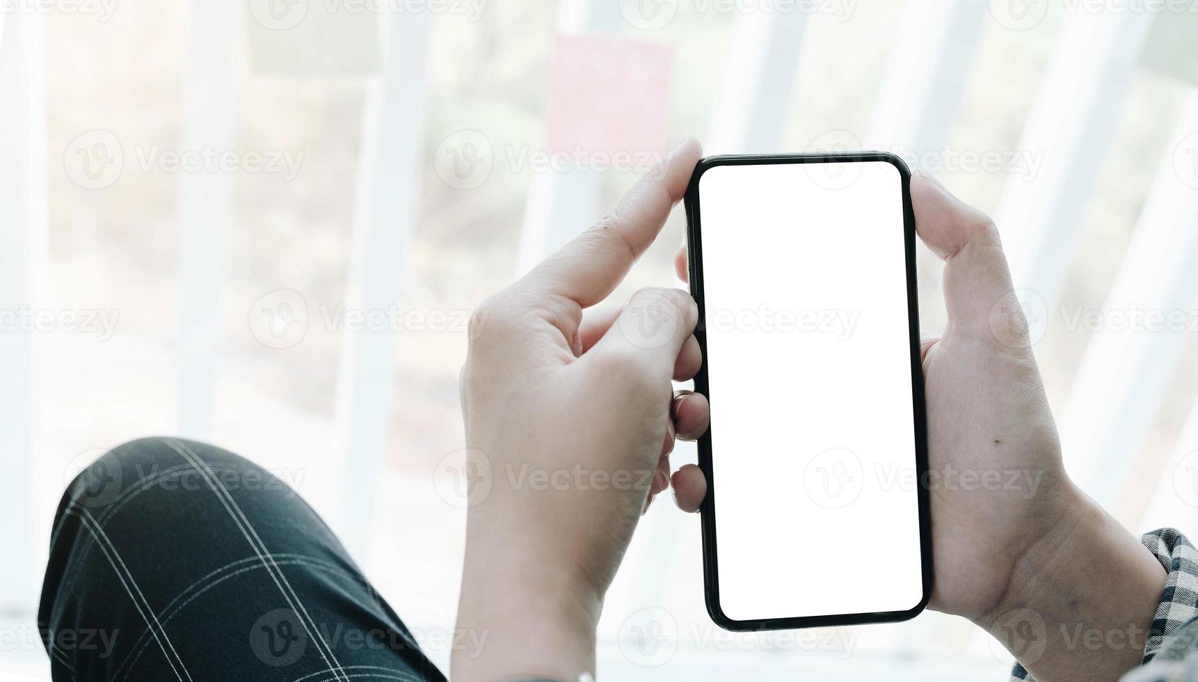 mulher segurando uma tela em branco do telefone inteligente foto