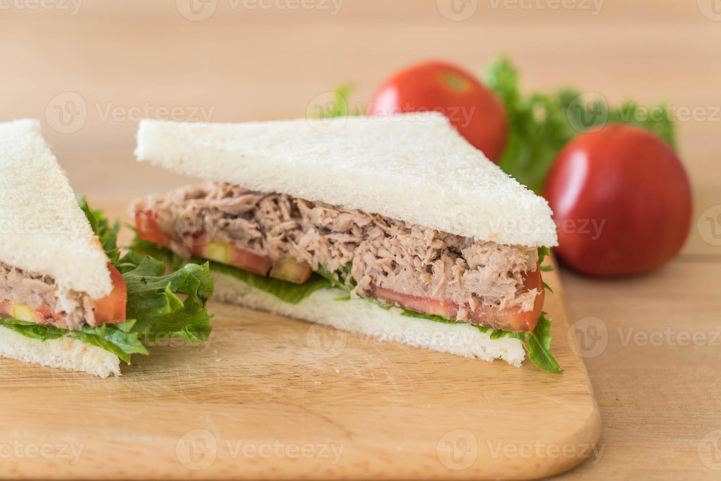 sanduíche de atum na tábua de madeira foto