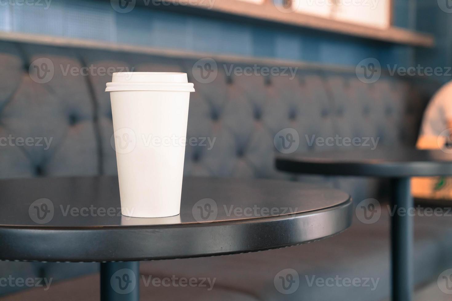 xícara de café com espaço de cópia em uma mesa foto