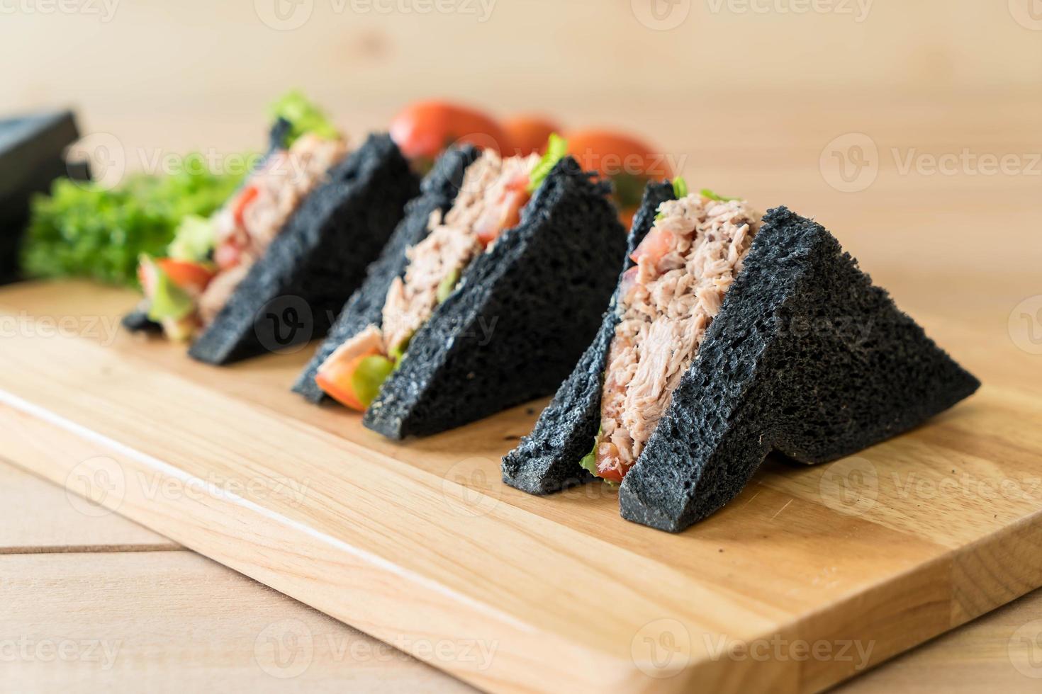 sanduíches de atum carvão foto