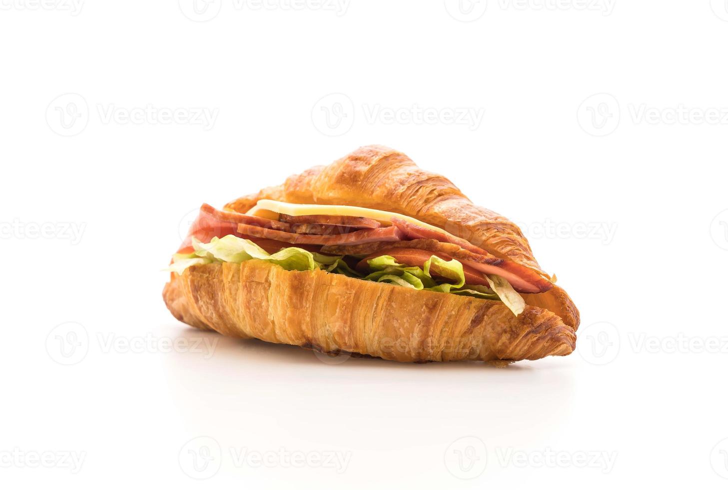 sanduíche de presunto e croissant em fundo branco foto