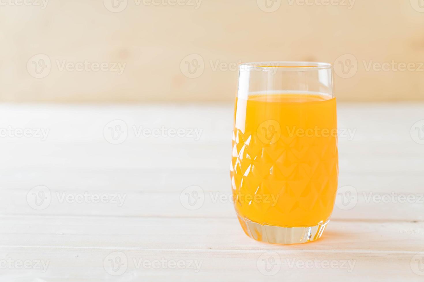 copo de suco de laranja no fundo branco foto