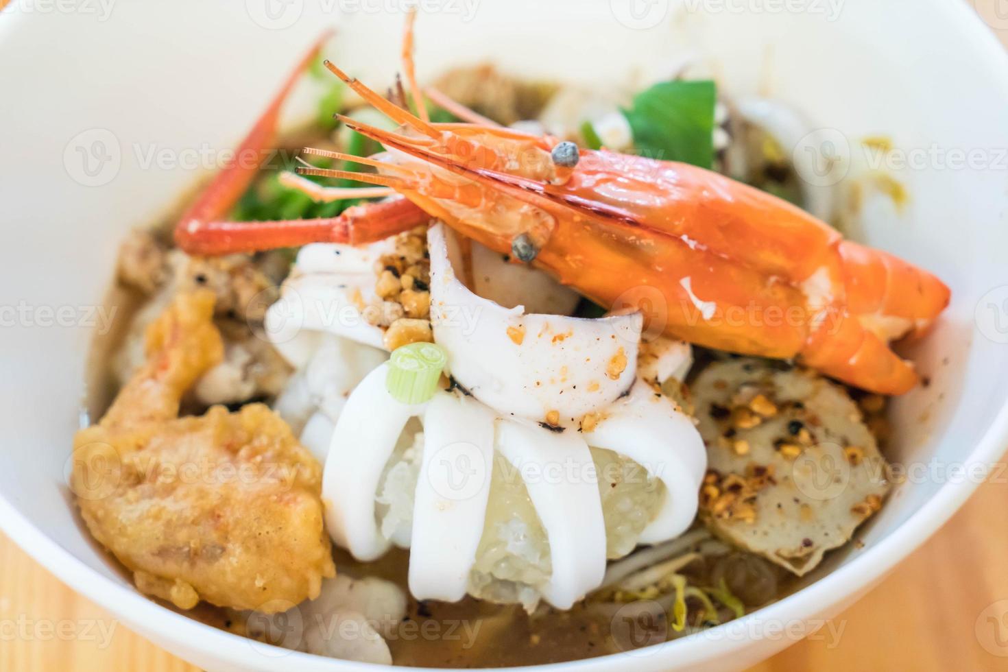 sopa asiática de macarrão de frutos do mar foto