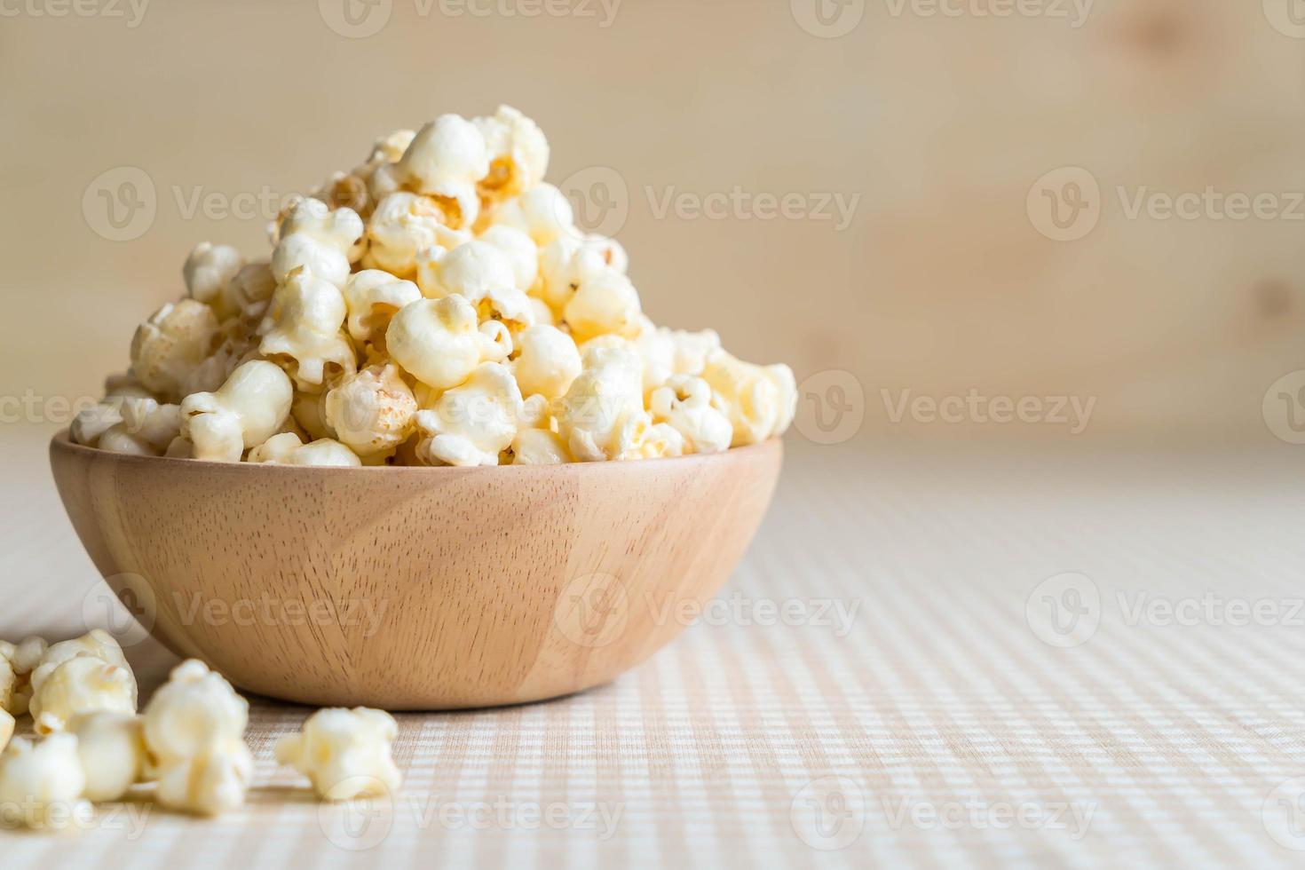 tigela de pipoca de caramelo na mesa foto