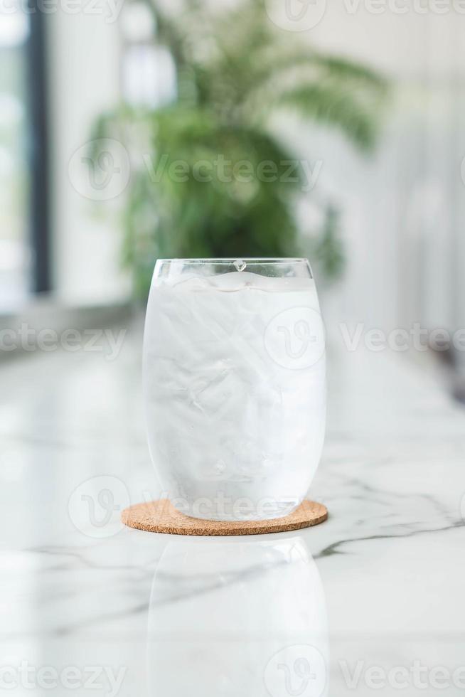 um copo de água foto