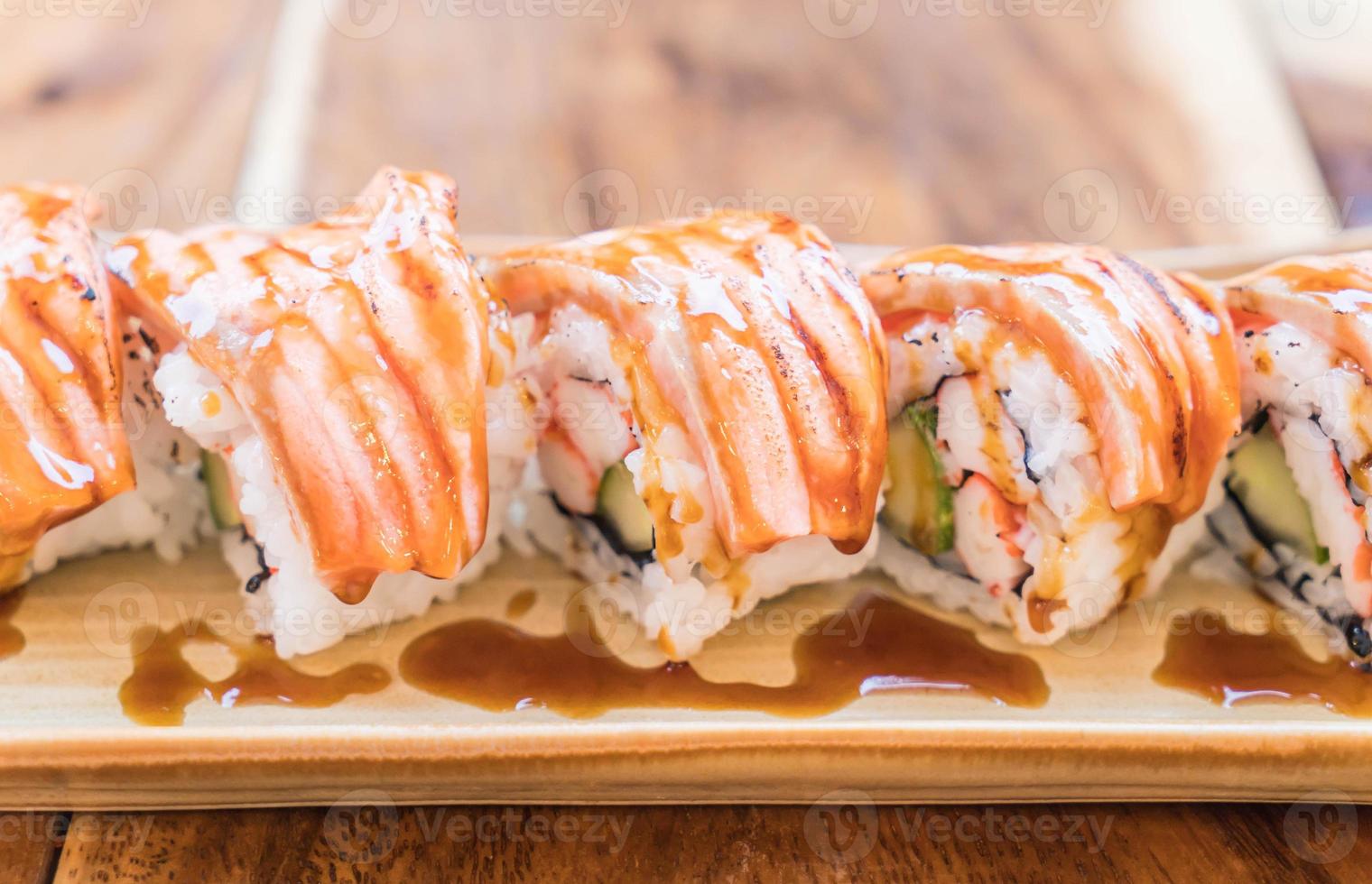 maki de salmão com molho teriyaki foto