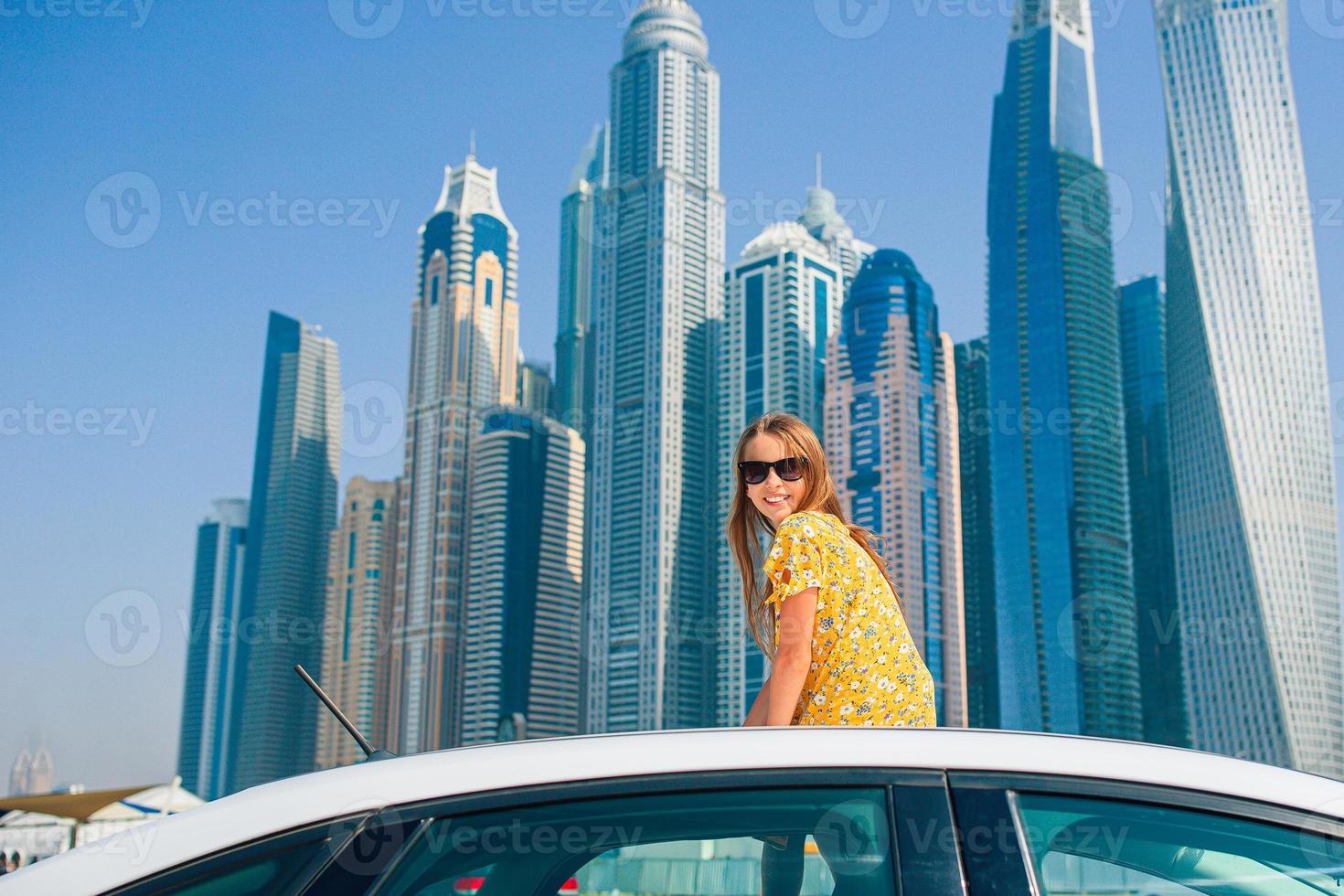 viagem de carro de verão e adorável garota de férias foto