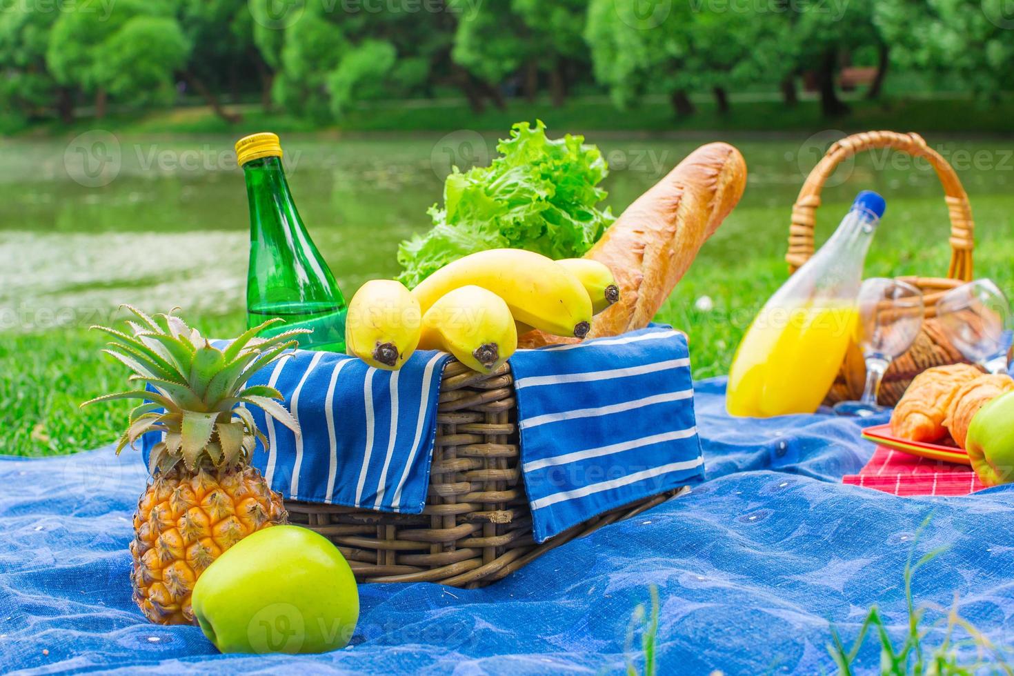 cesto com uvas e dois copos de vinho branco foto