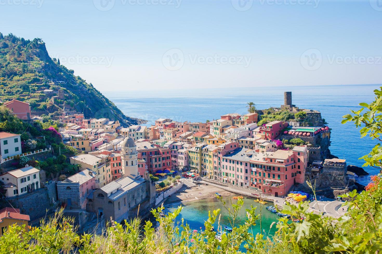 incrível vista de vernazza de cima. uma das cinco famosas aldeias coloridas do parque nacional de cinque terre, na itália foto