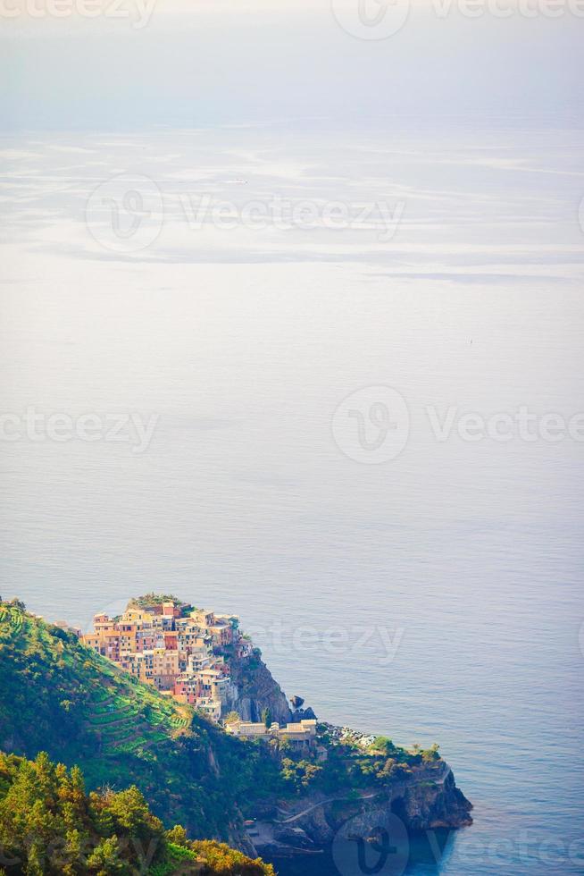 bela vista de corniglia de cima. uma das cinco famosas aldeias coloridas do parque nacional de cinque terre, na itália foto