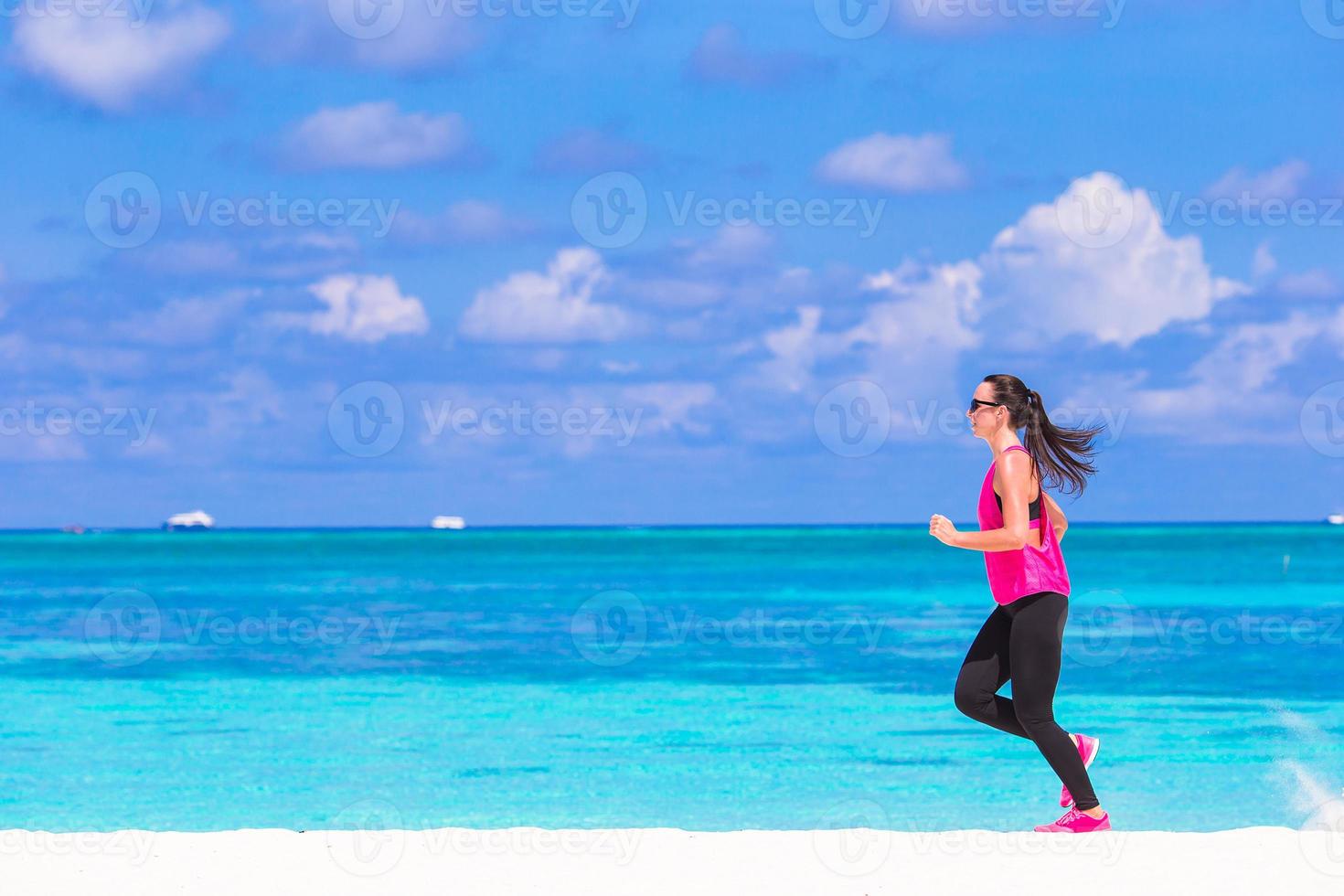 mulher atleta saudável malhando fazendo exercício na praia branca tropical foto