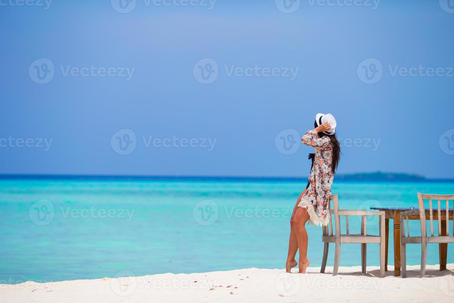 jovem mulher na praia durante suas férias de verão foto