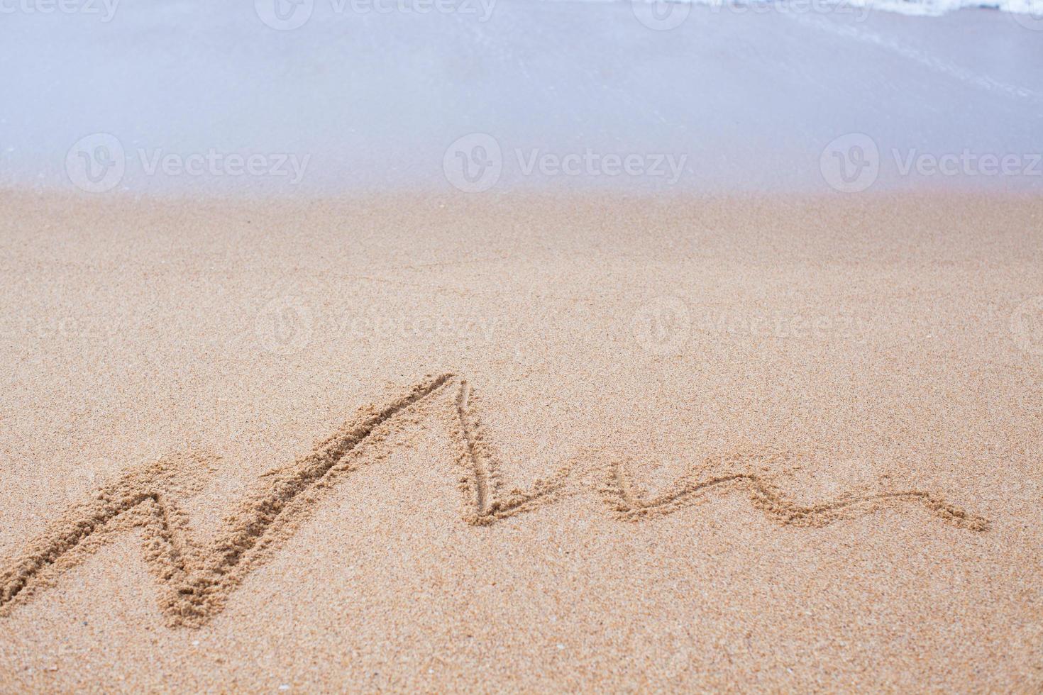 gráfico de crescimento desenhado na areia foto