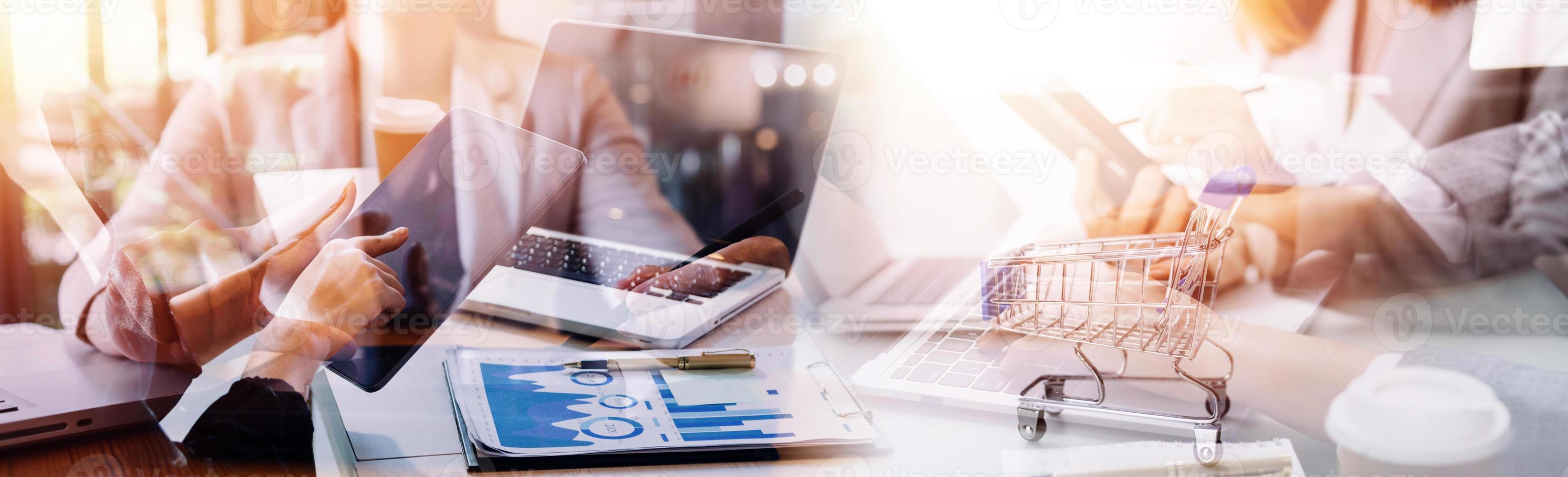 concentração total no trabalho. grupo de jovens empresários trabalhando e se comunicando enquanto estão sentados na mesa do escritório junto com colegas sentados em segundo plano foto