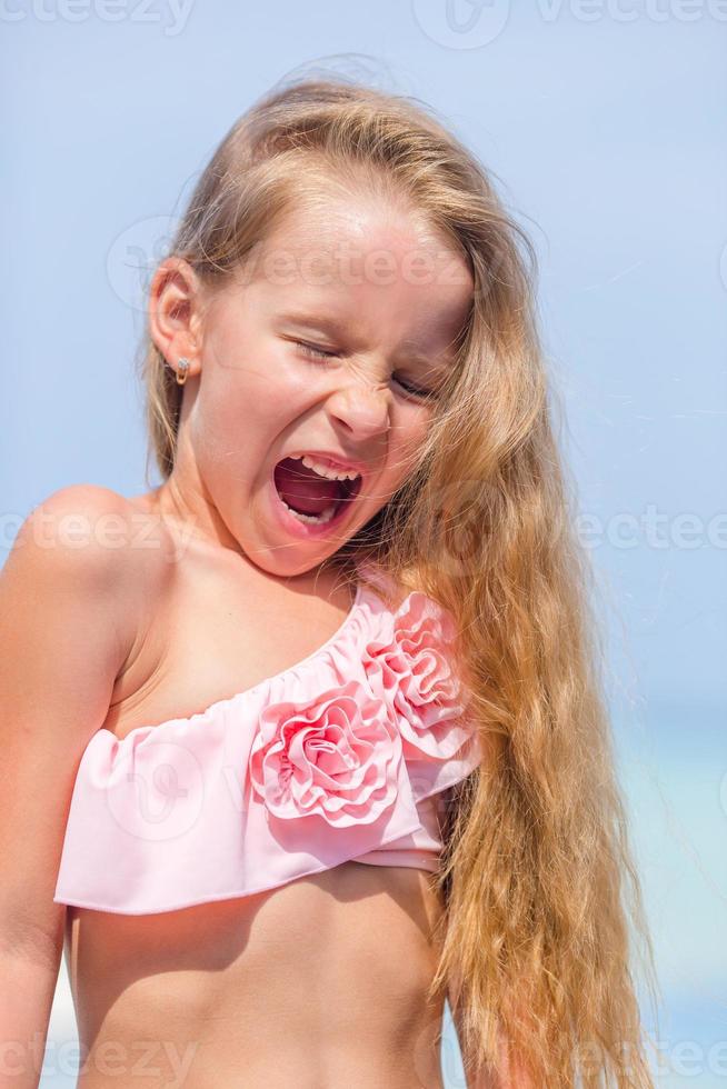 menina adorável se divertindo na piscina ao ar livre foto