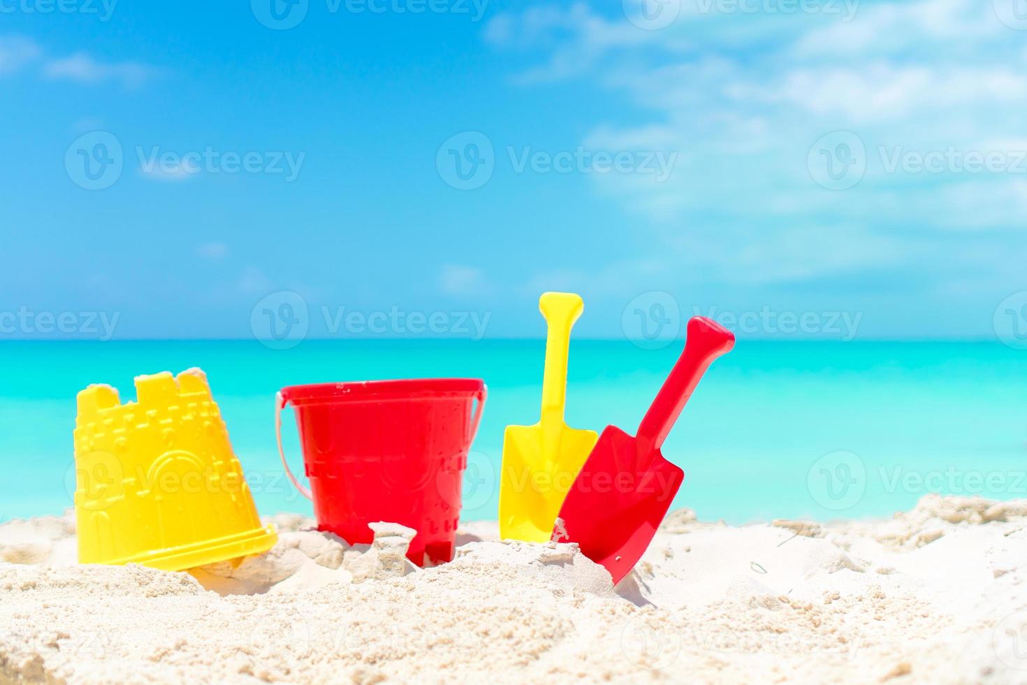 brinquedos de praia infantil na praia de areia branca foto