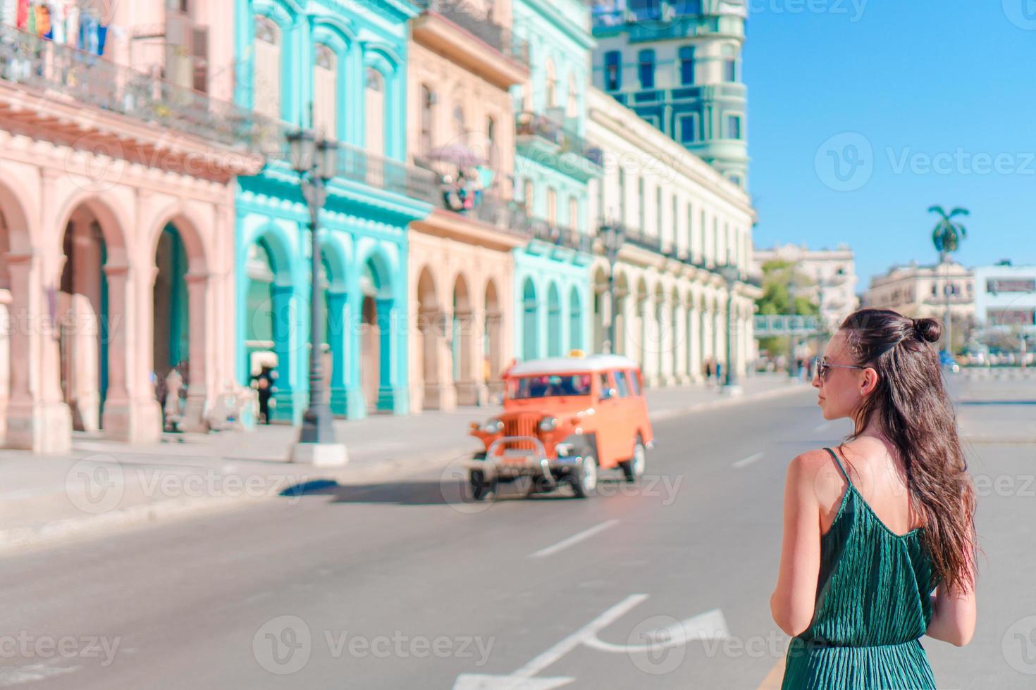mulher feliz na área popular em velha havana, cuba. jovem viajante fundo casas coloridas foto